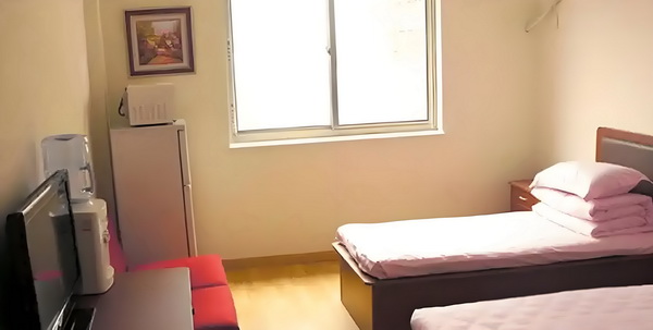 87岁上海老人和保姆结婚，百万房产被孙女多次砸毁，谁对谁错？